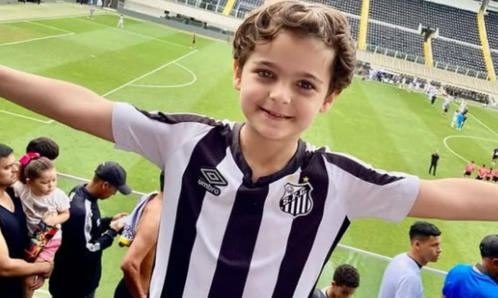 anthony-milani,-de-7-anos,-vence-retinoblastoma-e-ganha-protese-com-escudo-do-santos-para-encontrar-neymar