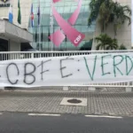 ‘vargonha’,-‘a-cbf-e-verde’:-torcedores-do-flamengo-fazem-protesto-na-sede-da-confederacao,-no-rio