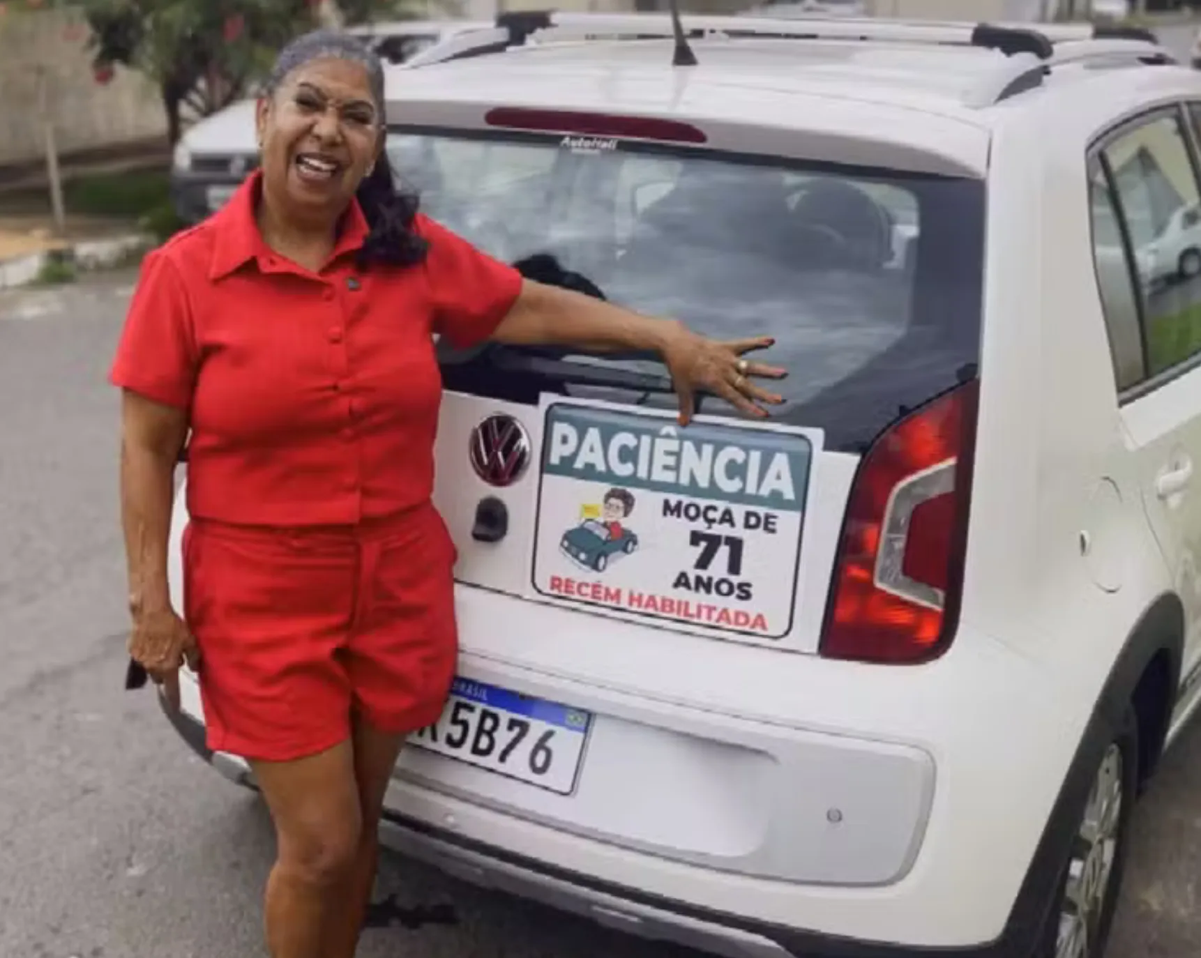 professora-aposentada-de-71-anos-tira-cnh-e-coloca-placa-em-carro-“paciencia!-moca-recem-habilitada”