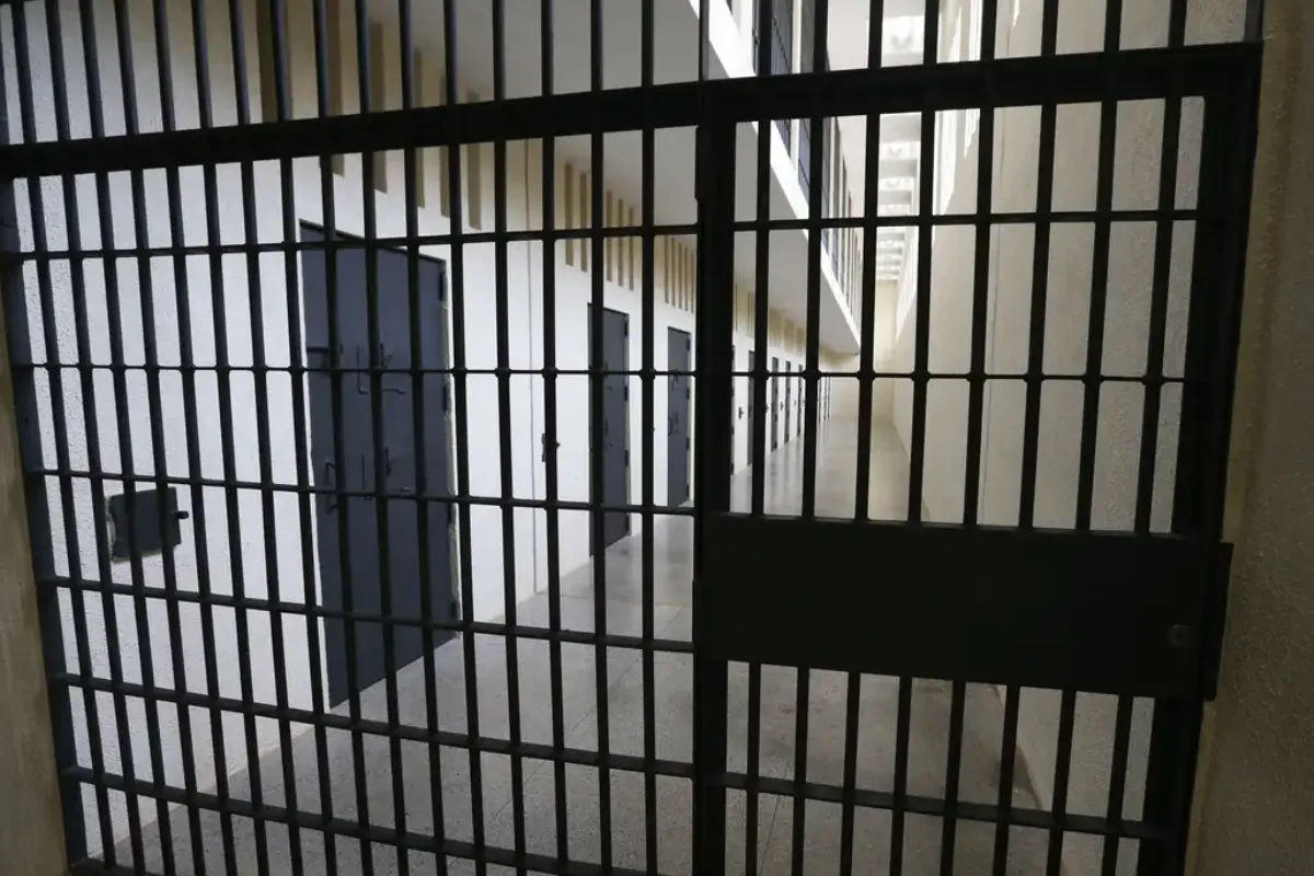 policial-e-acusado-de-forcar-cinco-presos-a-fazer-sexo-com-ele-na-cadeia