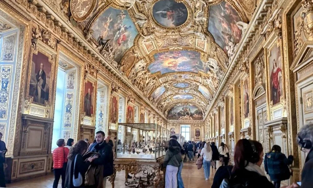 criminosos-invadem-louvre-e-levam-nove-joias-de-napoleao-em-assalto-relampago-de-sete-minutos