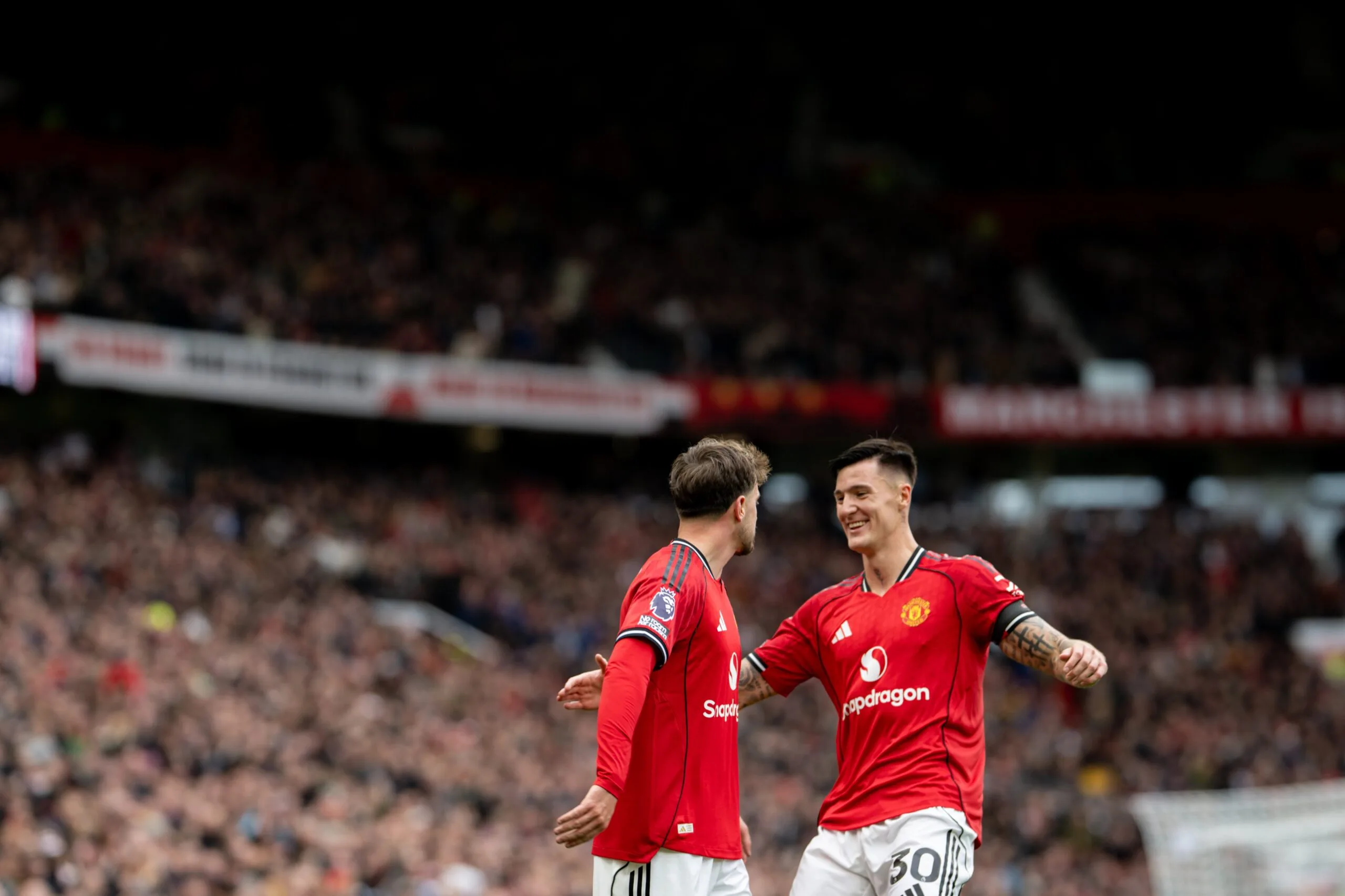 consorcio-dos-emirados-arabes-quer-comprar-o-manchester-united-e-busca-apoio-de-david-beckham