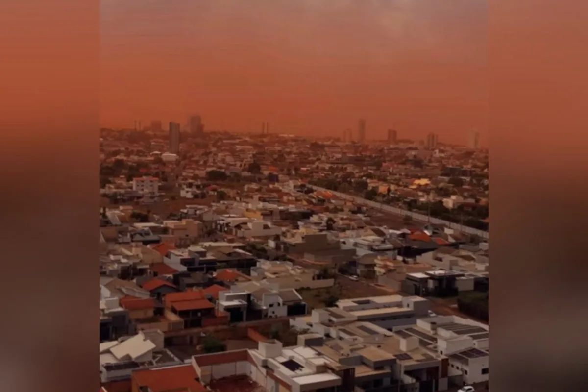 nuvem-de-poeira-deixa-jatai-com-ceu-alaranjado-apos-chuva-rapida