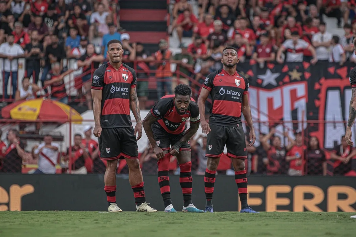 atletico-goianiense-traz-de-volta-o-estilo-classico-em-seu-novo-quarto-uniforme