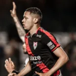 adriano-martins-celebra-70-jogos-pelo-atletico-goianiense-com-vitoria-no-classico