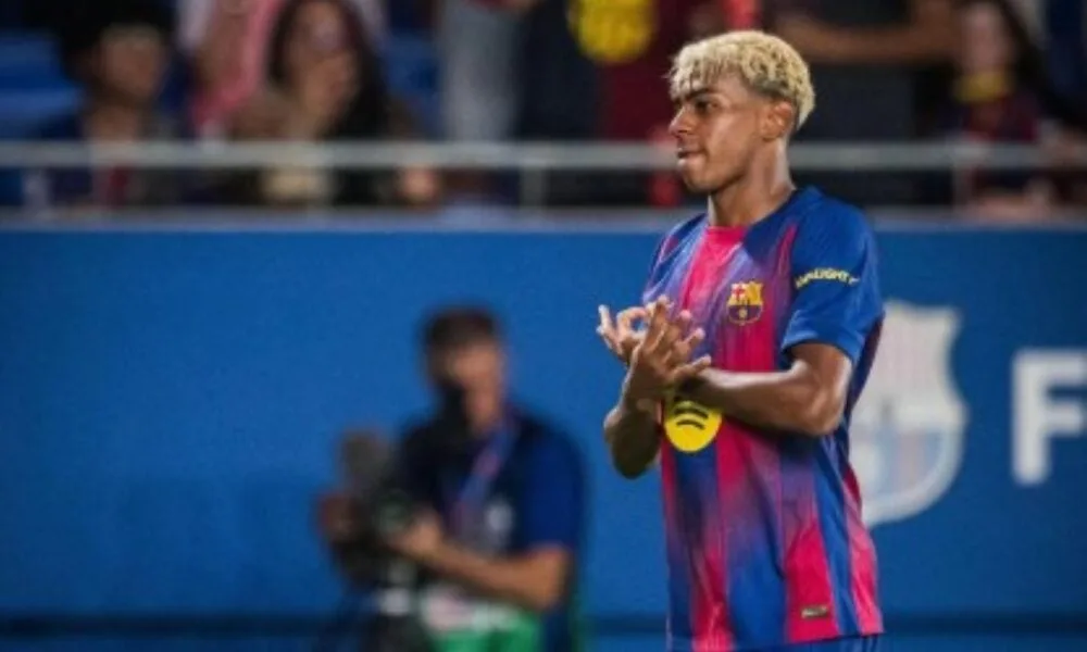 after-var-review,-lamine-yamal-scores-a-stunning-penalty-and-barcelona-extend-their-lead-against-olympiacos-in-the-champions-league.