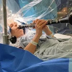 mulher-com-parkinson-toca-clarinete-durante-cirurgia-no-cerebro-e-video-impressiona;-assista