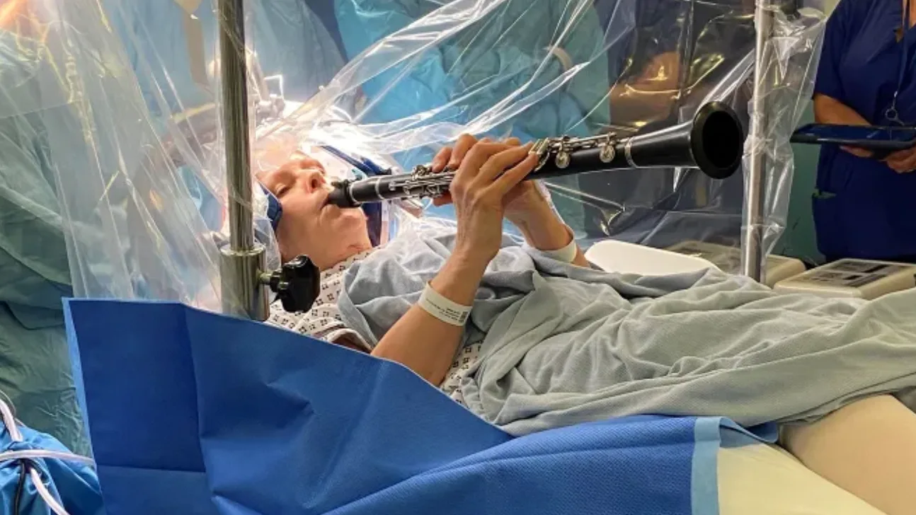 mulher-com-parkinson-toca-clarinete-durante-cirurgia-no-cerebro-e-video-impressiona;-assista