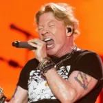 axl-rose-joga-microfone-no-chao-e-chuta-bateria-durante-show-na-argentina;-video