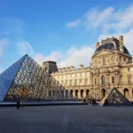 roubo-no-louvre:-museu-reabre-apos-roubo-de-joias-da-coroa;-policia-segue-investigando