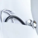 Curso de medicina com nota baixa pode ter corte de vaga ou extinção