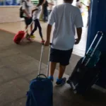 Alunos agora sem celular na escola voltam a brincar no intervalo e a ler no papel