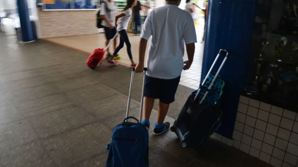 Alunos agora sem celular na escola voltam a brincar no intervalo e a ler no papel