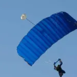 Paraquedista morre após colidir com outro no ar em São Paulo