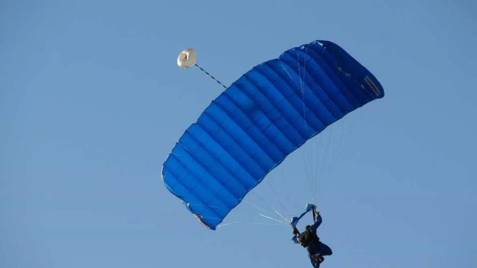 Paraquedista morre após colidir com outro no ar em São Paulo