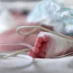 Recém-nascido resgatado vivo antes de sepultamento morre no Acre