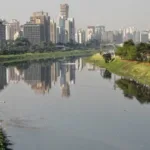 Esgoto vaza no rio Pinheiros e reparo definitivo só deve ocorrer em 2026