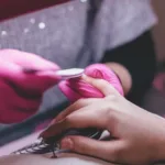 Anvisa proíbe duas substâncias utilizadas em produtos para unhas; veja quais