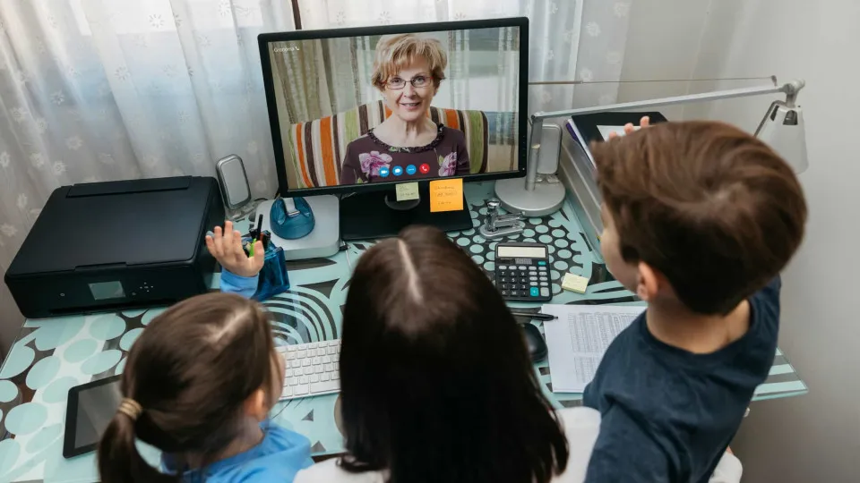 Pais podem responder por trabalho infantil na internet, diz MPT; veja indícios de violação