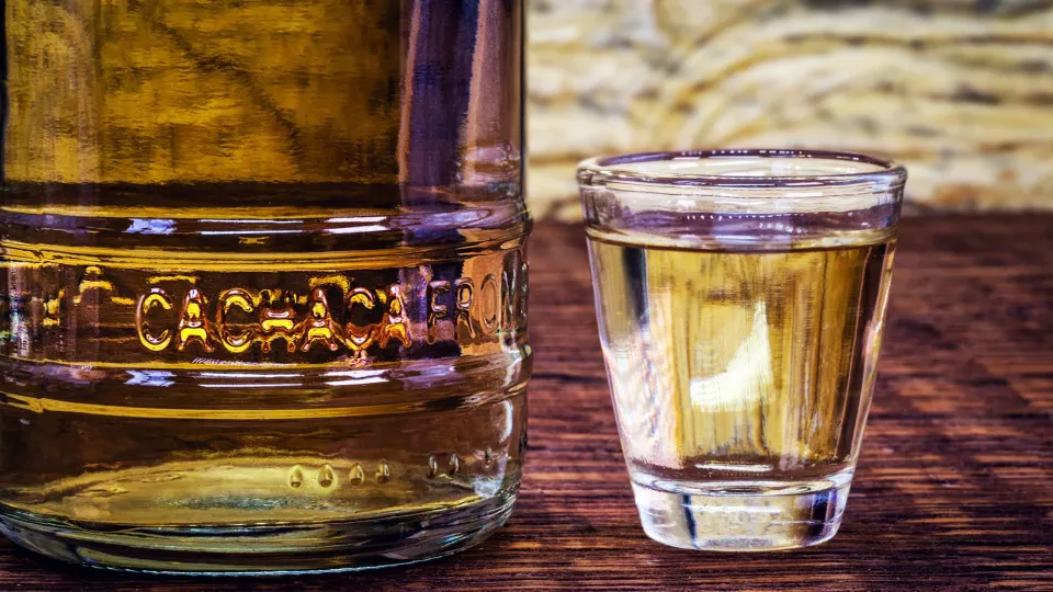 Cachaça contaminada por metanol deixou 37 mortos na Bahia em 1999; relembre outros casos