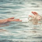 Idoso cai em canal durante temporal em Santos e é resgatado por moradores