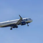 Avião da Azul faz pouso de emergência no DF após ameaça de bomba
