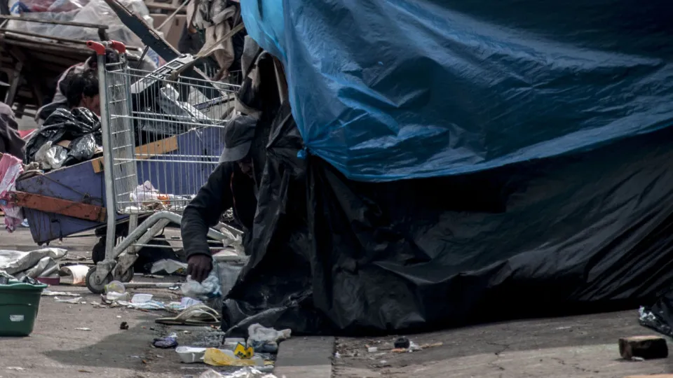 Carrinhos de supermercado são usados para transportar drogas no centro de SP, diz investigação