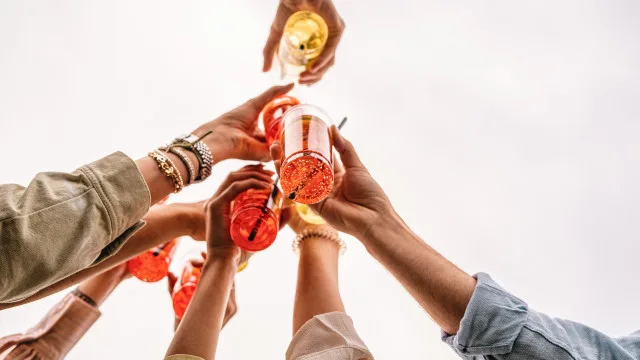 Estado de São Paulo tem 102 casos confirmados e investigados de intoxicação por metanol 2 Alerta: bebida adulterada por metanol pode cegar