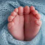 Bebê prematuro dado como morto é retirado do próprio velório chorando