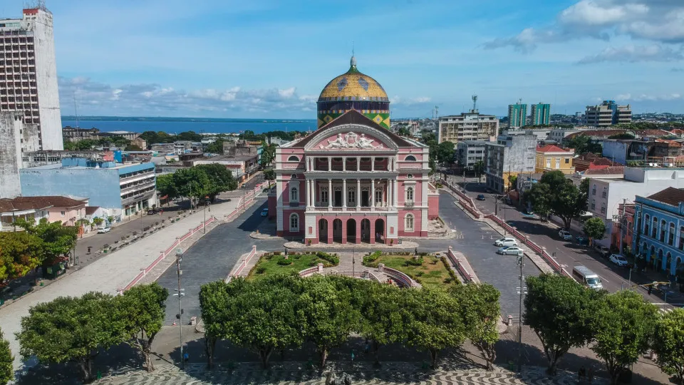 Corpo de Bombeiros diz que incêndio de grandes proporções em Manaus está controlado
