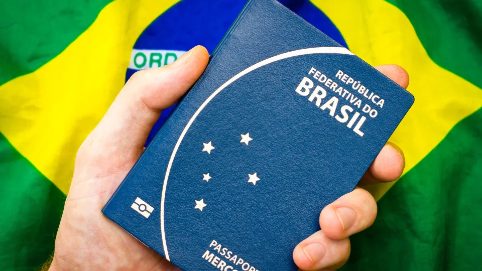 PF ameaça suspender emissão de passaportes em novembro por falta de verba