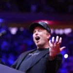 Prefeito de Canhoba comemora 40 anos com ensaio sensual de cuecas; veja