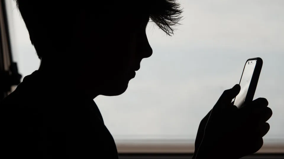 Professor que trocou mundo corporativo por escola pública alerta alunos sobre perigos das redes