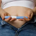 Planos de saúde já são obrigados a cobrir implante contraceptivo Implanon