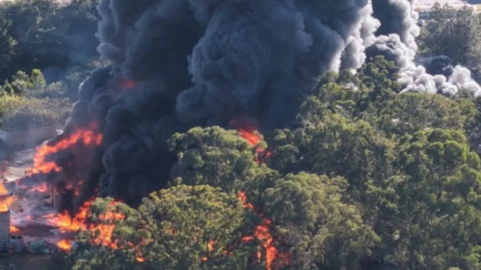 Incêndio de grandes proporções atinge fábrica há mais de 15 horas em Manaus