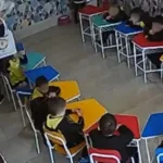 Professora agride aluno de 4 anos com pilha de livros no RS; vídeo