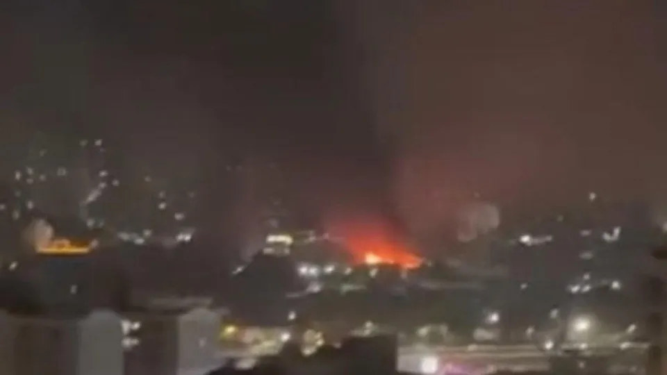 Queda de balão provoca incêndio em galpão em Santo André; vídeo