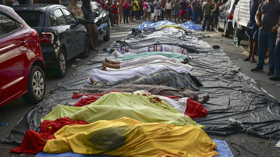 Mais de 50 corpos são levados para praça da Penha, no Rio