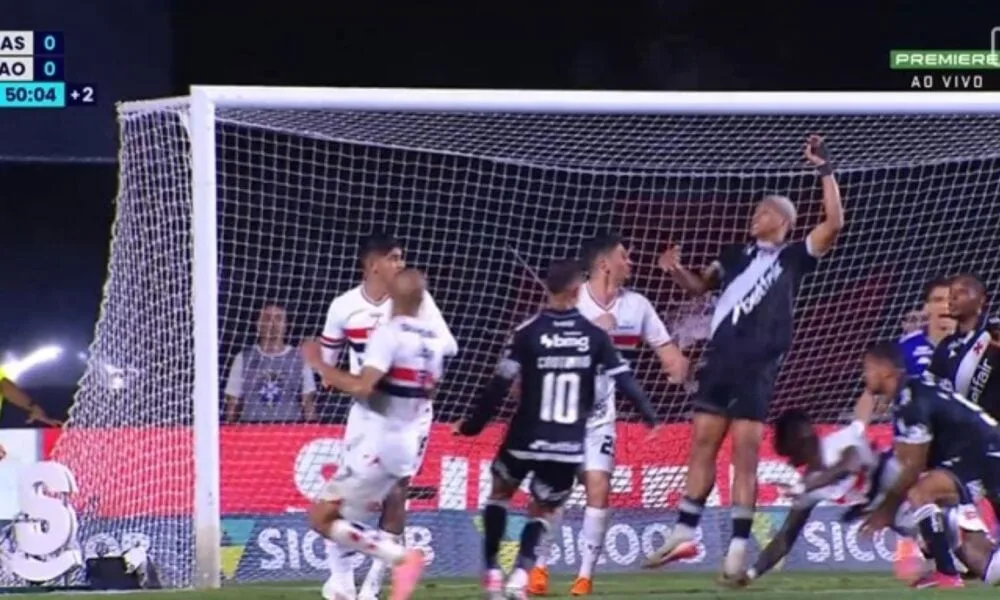 var-marca-penalti-para-sao-paulo-aos-49-minutos-em-duelo-tenso-contra-vasco-em-sao-januario