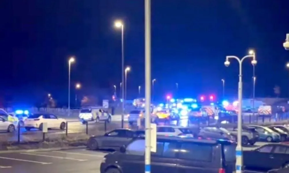 attacco-con-coltello-su-un-treno-in-inghilterra-ferisce-11-persone-e-porta-all’arresto-di-un-sospetto-britannico-di-32-anni