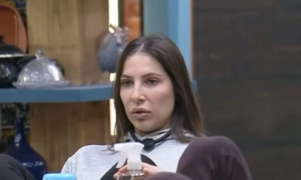 live-exclusiva:-martina-sanzi-relembra-expulsao-de-a-fazenda-17-em-papo-com-lucas-selfie