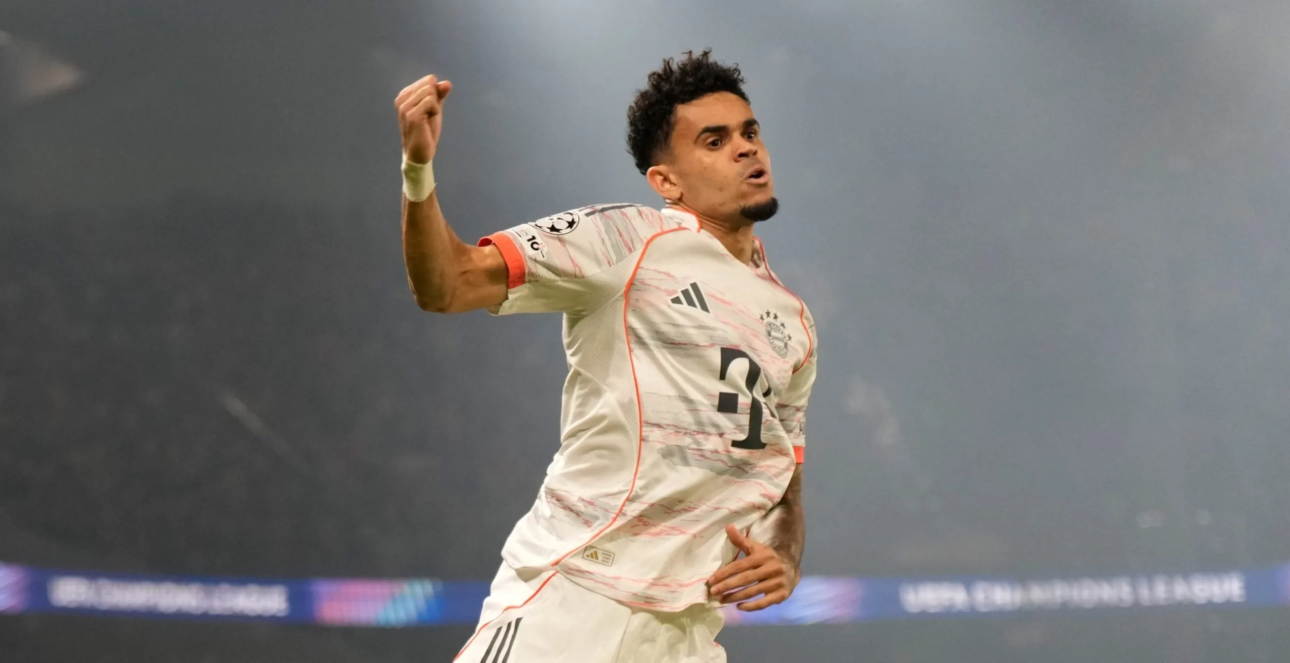 com-dois-gols-e-expulsao,-luis-diaz-protagoniza-vitoria-suada-de-bayern-contra-psg-pela-champions-league