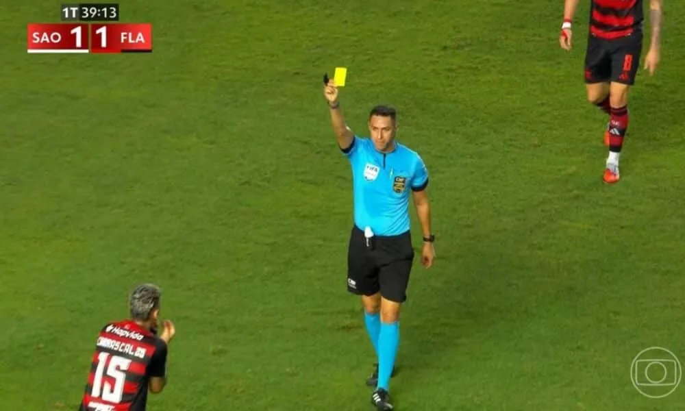 carrascal-receives-a-yellow-card-for-a-harsh-foul;-sao-paulo-puts-pressure-on-flamengo-in-a-game-taken-by-the-brasileirao