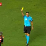 carrascal-recebe-cartao-amarelo-em-falta-dura;-sao-paulo-pressiona-flamengo-em-jogo-pegado-pelo-brasileirao