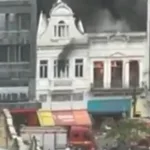 incendio-porto-alegre:-chamas-atingem-predio-historico-na-praca-xv-de-novembro-e-isolam-area-central