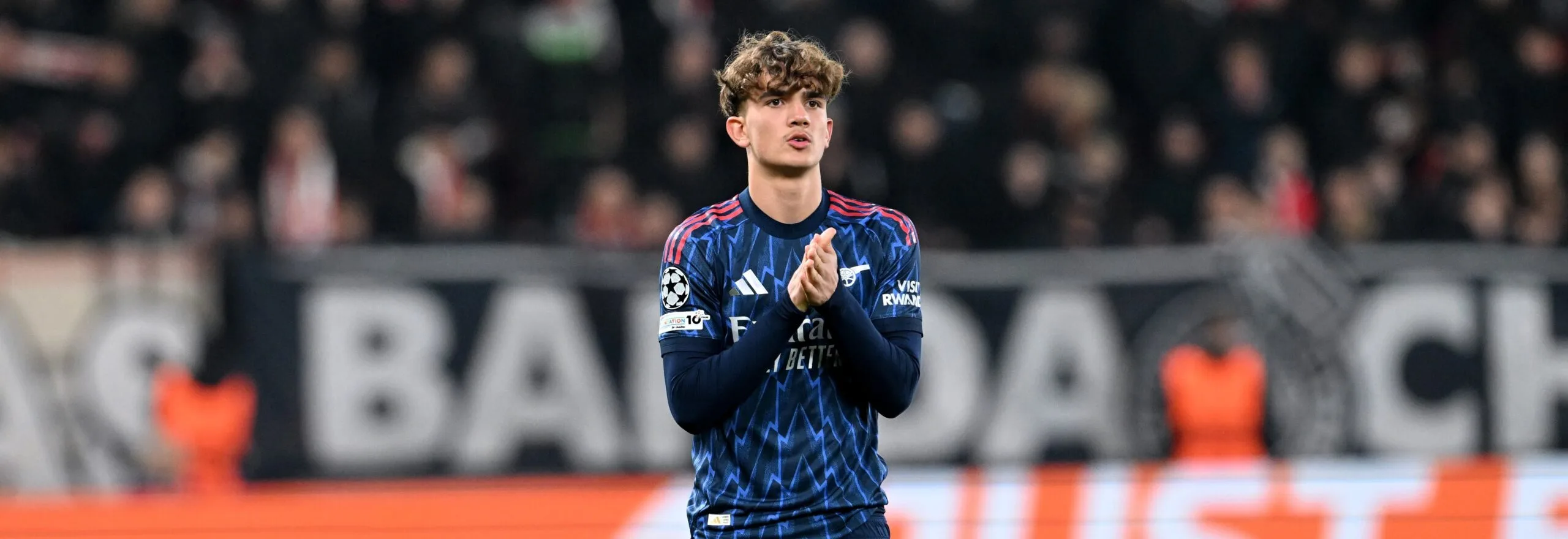 jogador-do-arsenal-se-torna-o-mais-jovem-da-historia-a-disputar-uma-partida-da-liga-dos-campeoes