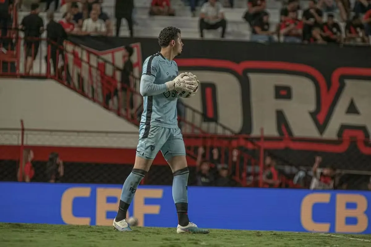 atletico-goianiense-rescinde-contrato-do-goleiro-lucas-barreto