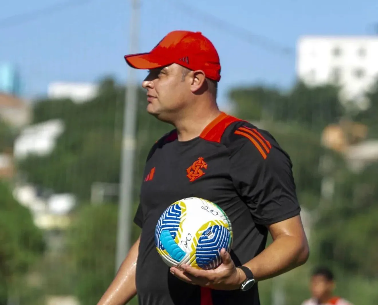 aparecidense-anuncia-renan-brito-como-novo-tecnico-para-2026