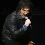 javier-milei-cai-em-pegadinha-e-aceita-‘convite’-para-cantar-com-ac/dc-na-argentina