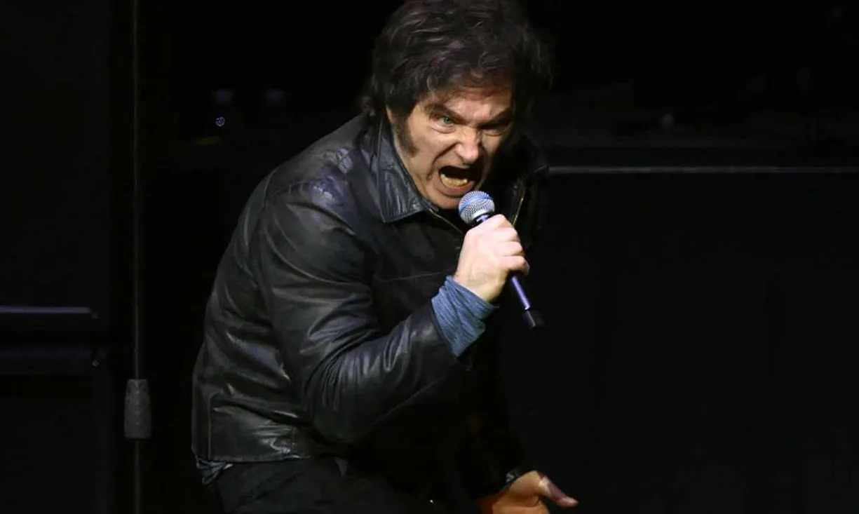 javier-milei-cai-em-pegadinha-e-aceita-‘convite’-para-cantar-com-ac/dc-na-argentina